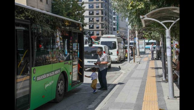 Van Büyükşehir Belediyesinin otobüsleri yeşile büründü