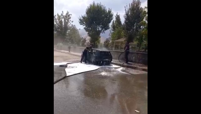 Muş'ta park halindeki otomobil alev aldı
