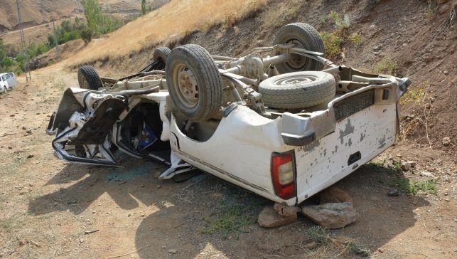 Hakkari'de şarampole devrilen pikaptaki 2 kişi öldü, 1 kişi yaralandı