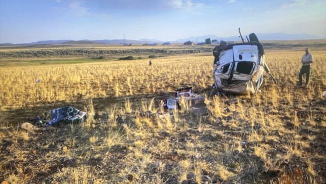 Erzurum'da takla atan hafif ticari araçtaki 3 kişi öldü