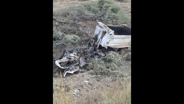 Kamyon şarampole uçtu: Sürücü ağır yaralı