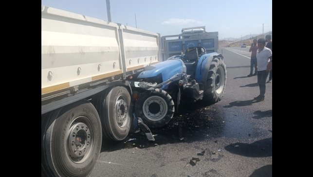 Malatya'da tır ile çarpışan traktörün sürücüsü yaralandı