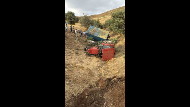 Karayazı'da traktör devrildi