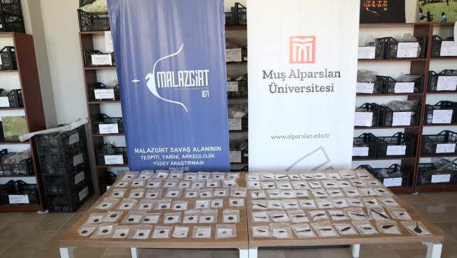 "Malazgirt"in izini süren uzmanlar 1000'in üzerinde metal savaş objesi buldu