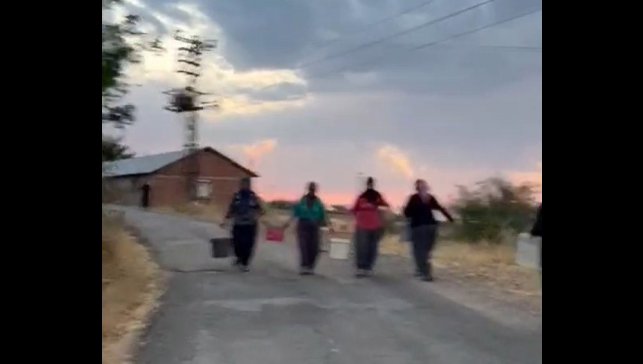 Elazığ'da köy yangını: Bölgeye çok sayıda ekip sevk edildi