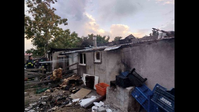 Odunlukta çıkan yangın itfaiyenin müdahalesiyle söndürüldü