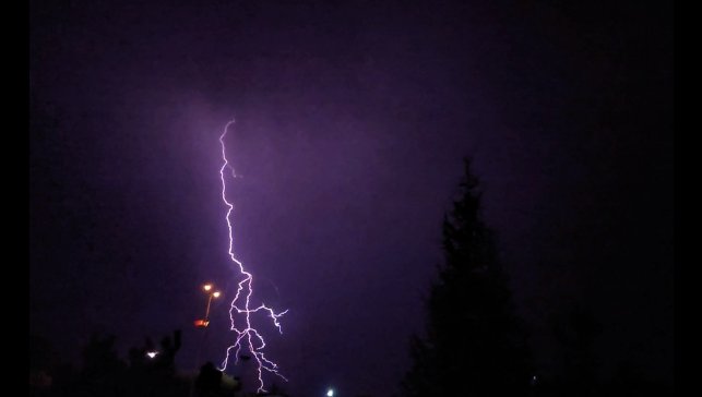 Gecenin karanlığını şimşekler aydınlattı