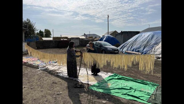 Kars'ta köylü kadınlar imece usulü erişte kesiyor