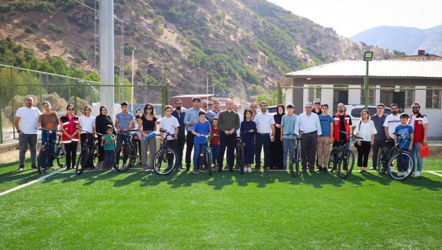 Şemdinli'de öğrencilere bisiklet hediye edildi