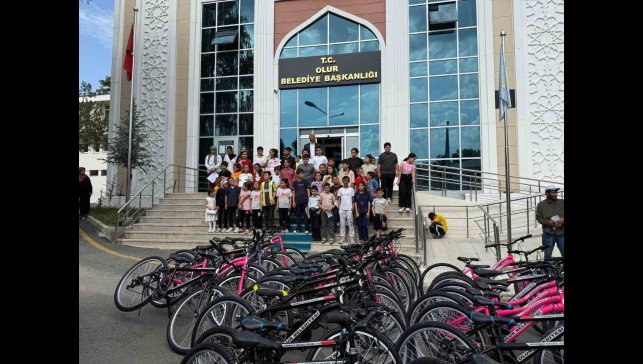 Olur Belediyesi 125 çocuğa bisiklet hediye etti