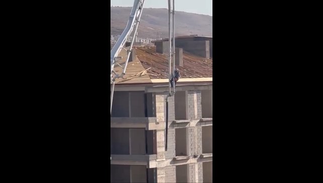 Beton pompasını asansör gibi kullandı, metrelerce yüksekliğe çıktı