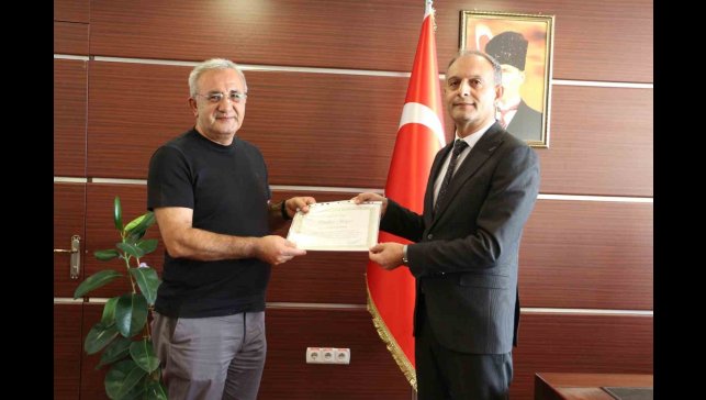 Elazığ'da sigarayı bırakan 2 vatandaşa 'Teşekkür Belgesi' verildi