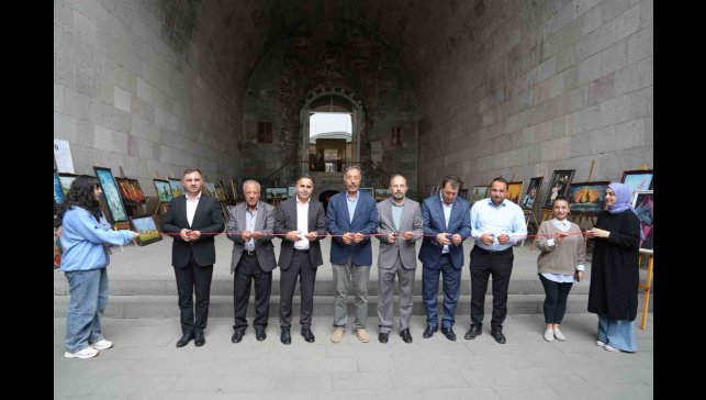 Tarihi Çifte Minareli Medrese'de resim sergisi