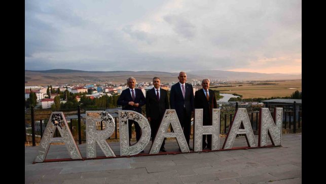 Kültür ve Turizm Bakanı Ersoy, tarihi Ardahan kalesinde inceleme yaptı