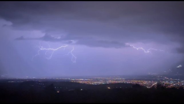 Erzincan'da geceyi aydınlatan şimşek ve yıldırımlar kamerada