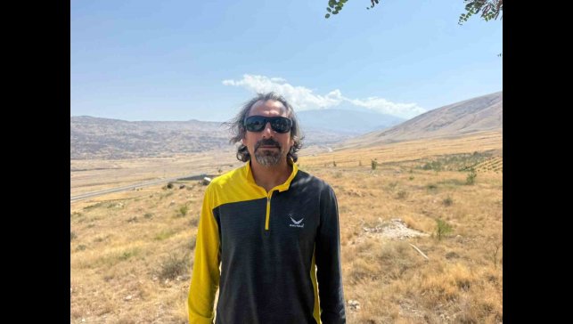 Ağrı Dağı'nın zirvesinde buzul çatlakları görüntülendi