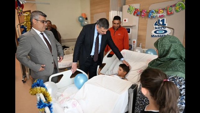 Vali Çiftçi sünnet olan çocuklara hastanede ziyaret etti