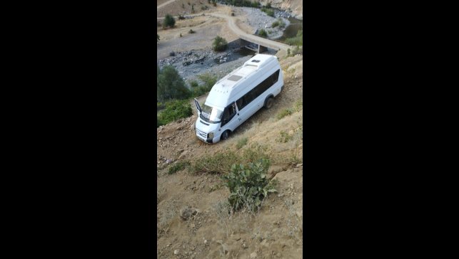 Bingöl'de kontrolden çıkan minibüs şarampole girdi: 7 yaralı