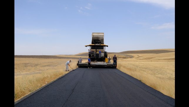 Ağrı'da 17 kilometrelik köy yolunda asfalt çalışması tamamlandı