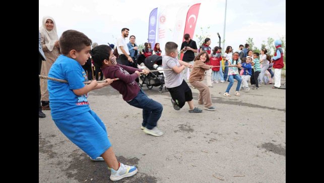 Ağrı'da çocuklar geleneksel oyunlarla doyasıya eğlendi