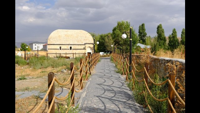 Ağrı'da tarihi Hamur Kümbeti restore edildi