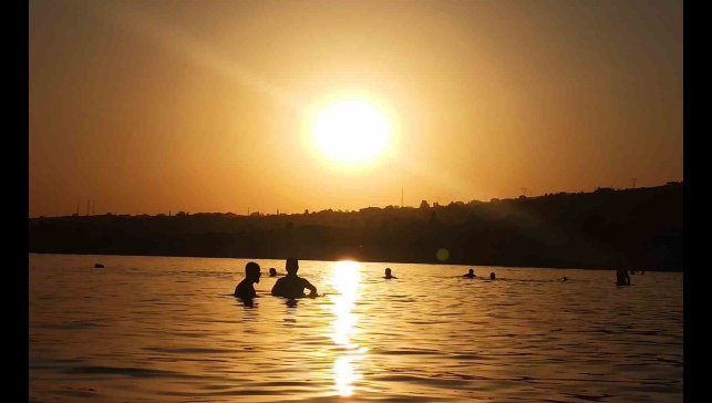 Van Gölü'nde gün batımında yüzme keyfi