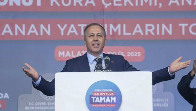 İçişleri Bakanı Yerlikaya, Malatya'da 300 bininci deprem konutunun teslim töreninde konuştu: