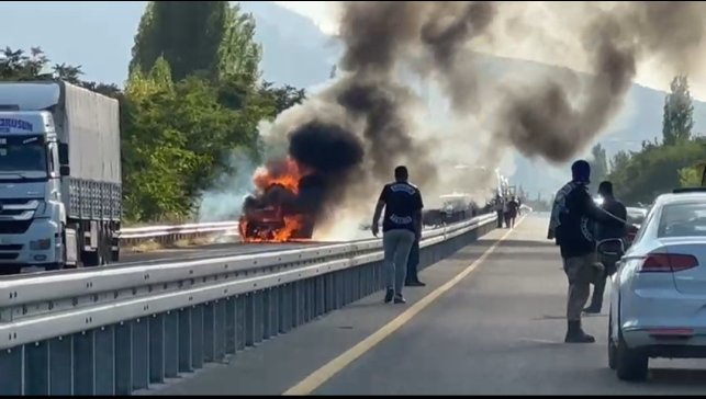 Elazığ'da seyir halindeki otomobil alev aldı