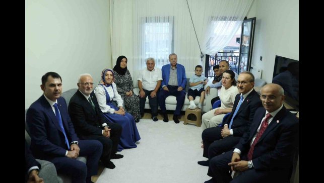 Cumhurbaşkanı Erdoğan, Malatya'da depremzede bir aileyi ziyaret etti