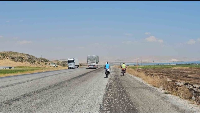 Bisikletseverlerden Van Gölü'ne büyük ilgi