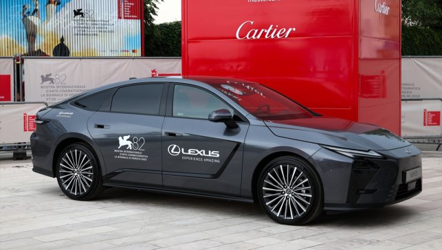 Lexus'un yeni ES sedan modeli 82. Venedik Uluslararası Film Festivali'nde öne çıktı