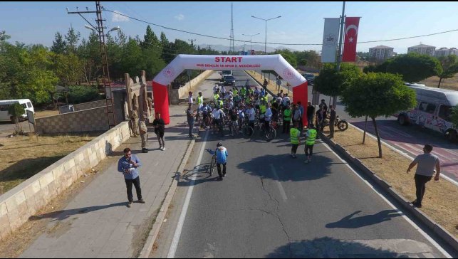 Bisiklet tutkunları Malazgirt'ten Ahlat'a tarihi rota için yollara düştü