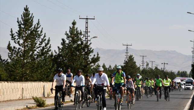 Bisiklet tutkunları "Malazgirt'ten Ahlat'a Pedallıyoruz" etkinliğinde ter döktü