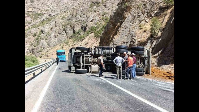 Hakkari'de maden yüklü kamyon devrildi:1 yaralı
