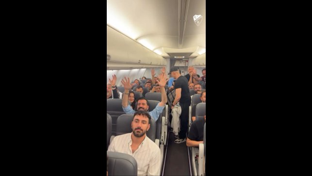 Elazığspor ve taraftarlar galibiyeti uçakta kutladı