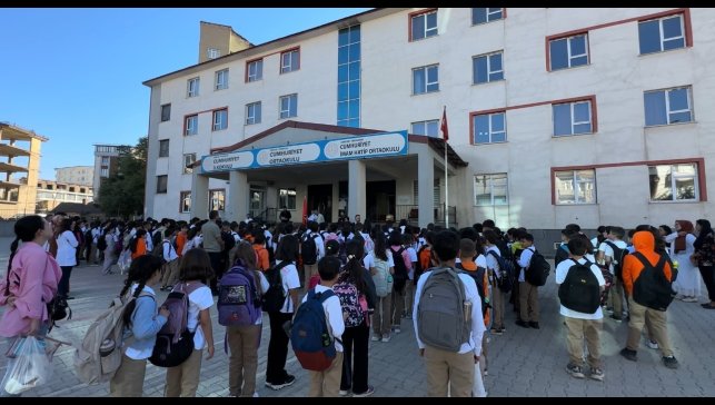 Yüksekova'da yeni dönem başladı: Okullar öğrenci sesleriyle yankılandı