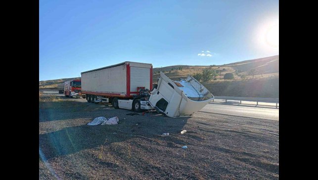 Karşı şeride geçen tır, devrilerek ikiye ayrıldı