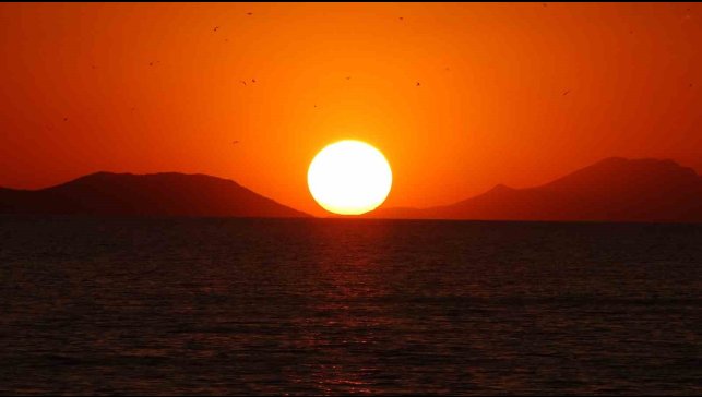 Van'da gün batımı ve ayın doğuşu mest etti