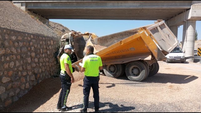 Malatya'da kontrolden çıkan hafriyat kamyonu istinat duvarına çarptı: 1 ölü