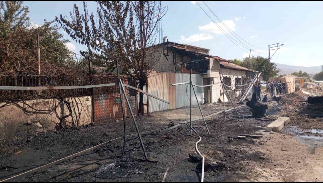 Malatya'da inşaat şantiyesinde çıkan yangın evlere sıçradı