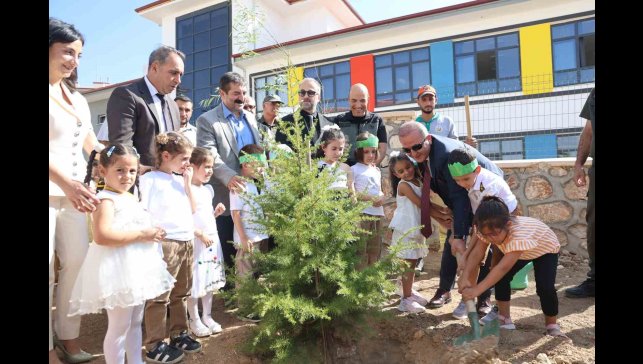 Minik öğrenciler, fidan dikerek okula başladı