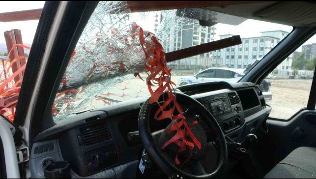 Malatya'da feci kaza: Demir korkuluk sürücünün kafasına saplandı