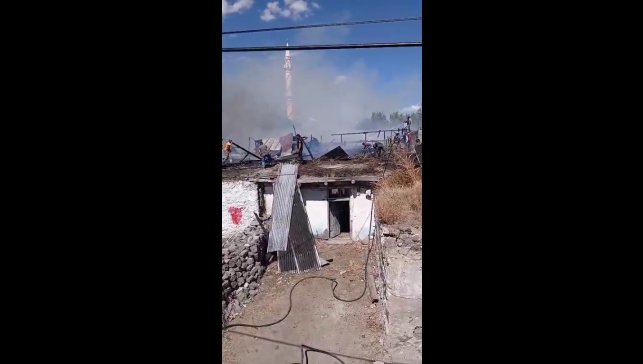 Sarıkamış'ta çıkan yangında 2 ev yandı