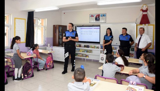 Polislerden öğrencilere kitap hediyesi