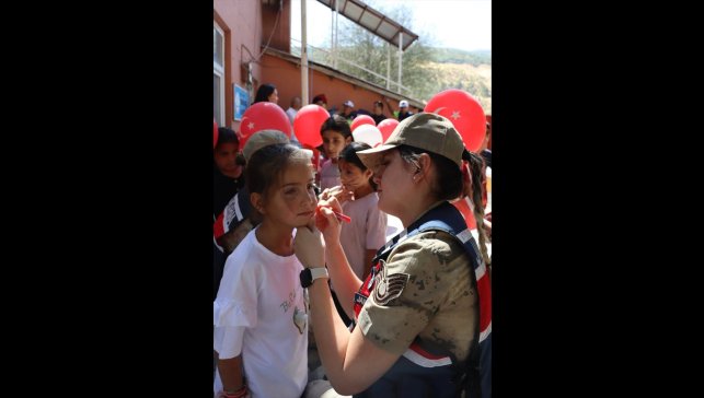 Muş'ta jandarma ekipleri etkinliklerle çocukları mutlu etti