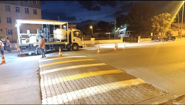 Yaya geçidi çizgileri boyanarak daha belirgin hale getirildi