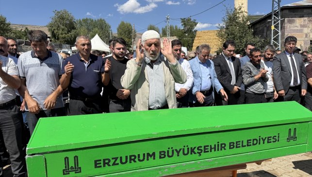 Erzurum'da evin damının çökmesi sonucu ölen anne ve 2 çocuğu defnedildi