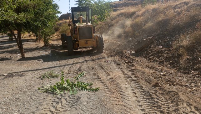 Sivrice'de belediye ekiplerinden temizlik çalışması