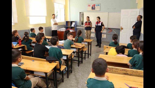 Bingöl'de jandarma öğrencilerin ilk gün heyecanına ortak oldu