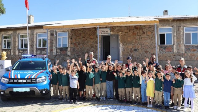 Bingöl'de jandarma ilkokul öğrencilerini ziyaret etti